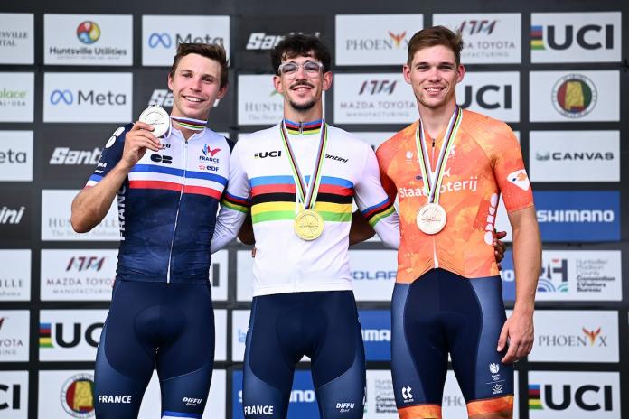 Free Para cyclists pose for a picture on a podium